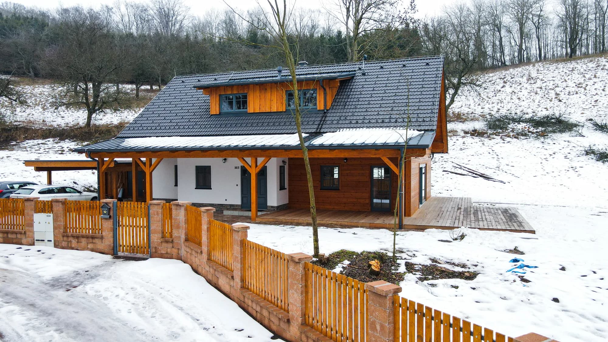 Roubenka od brány, s oploceným pozemkem a kamennou cestou ke vchodu